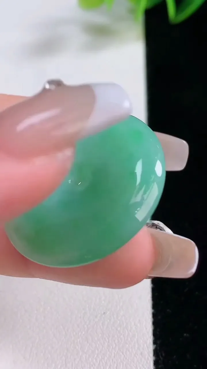 天然A货翡翠平安扣吊坠，尺寸30-6.5，重量:12.60g
12月22日