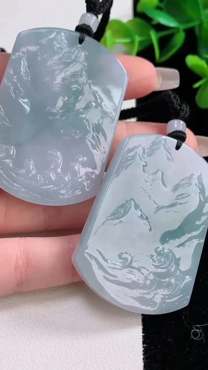 天然A货翡翠牌吊坠一对，尺寸51.4-35.6-6.3，重量:72.92g
12月22日