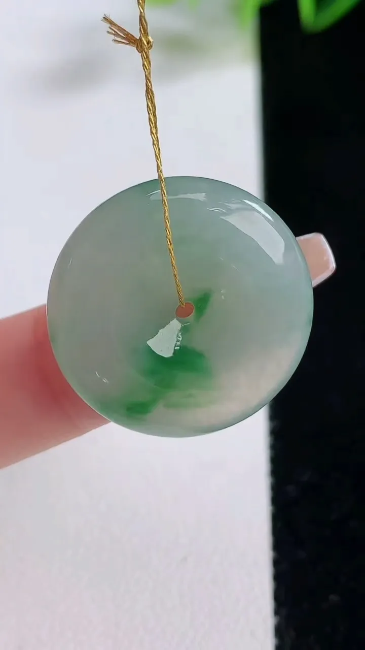 天然A货翡翠平安扣吊坠，尺寸23.6-5.2，重量:6.20g
12月22日