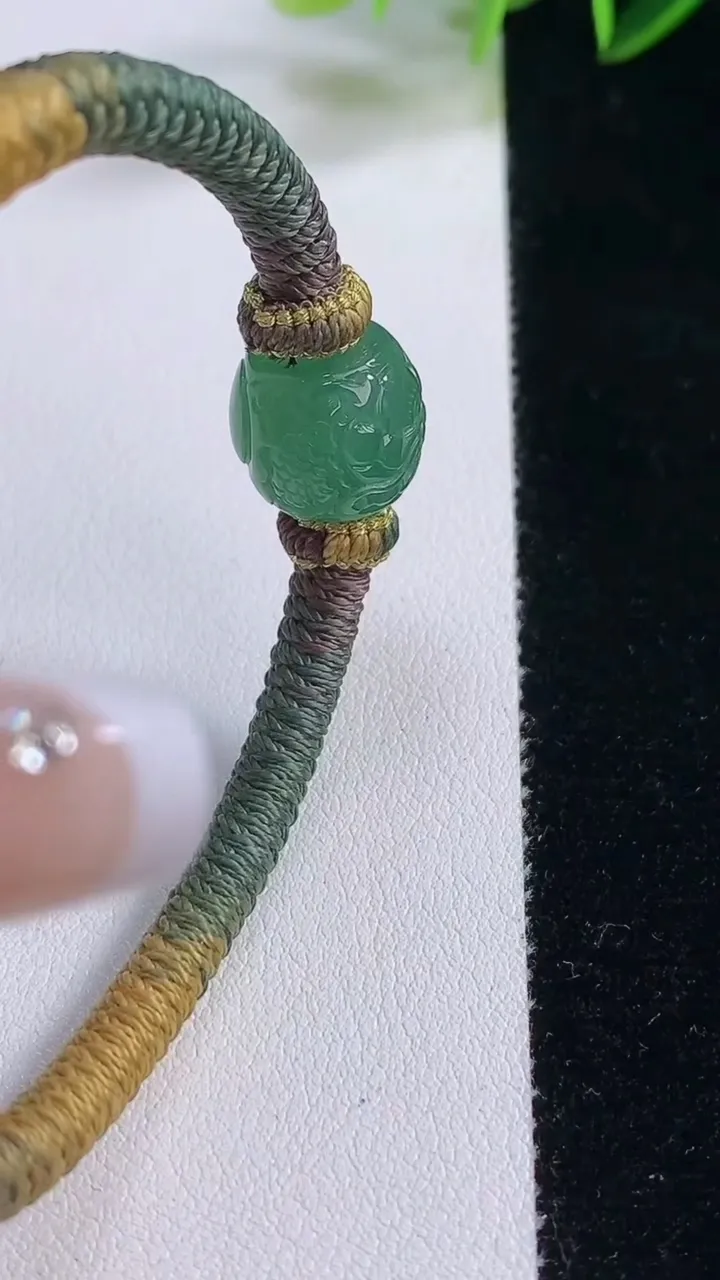 天然A货翡翠雕花路路通手绳，尺寸13.3-11，重量:11.09g
12月22日