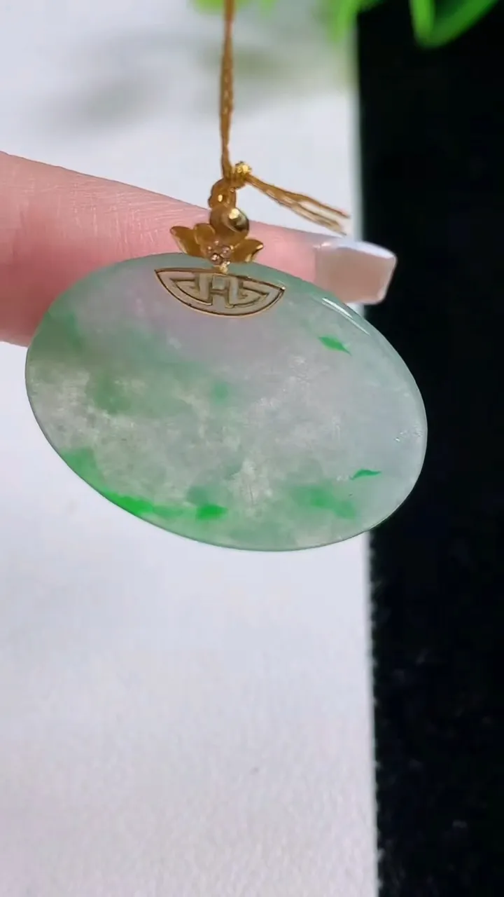 天然A货翡翠无事牌吊坠，尺寸27.6-1.5，重量:3.91g
12月22日