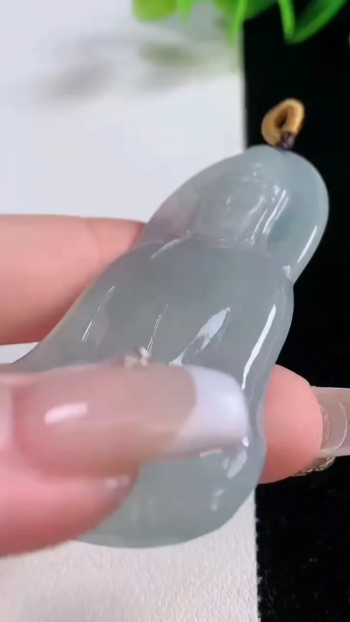 天然A货翡翠冰种飘花观音菩萨吊坠，尺寸60.8-35.2-5，重量:19.56g
12月22日