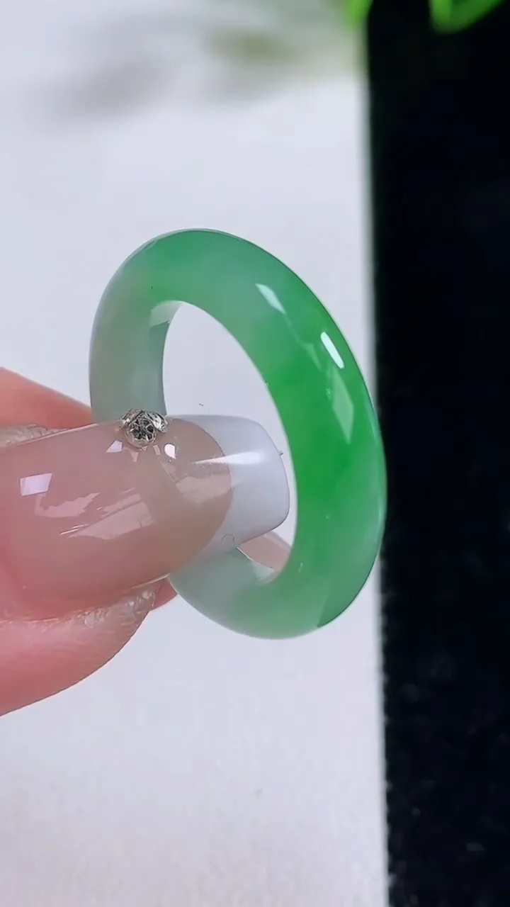 天然A货翡翠指环戒指，尺寸17.4-4.8-3.7，重量:3.74g2025年12月22日
工厂直销收藏佳品,种好水足，色泽均匀，有种有色，上手高大气！