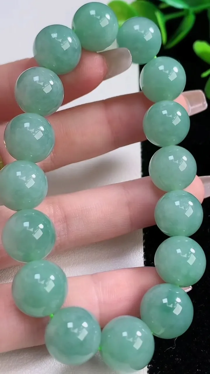 天然A货翡翠圆珠手串，尺寸12.7-16颗，重:56.61g12月22日
工厂直销收藏佳品,种好水足，色泽均匀，有种有色，上手高大气！
