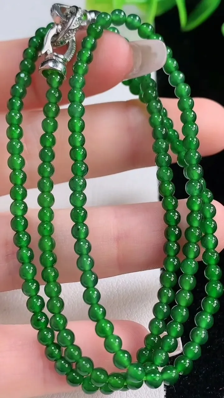 天然A货翡翠小米珠项链，尺寸3.3，重量:11.96g12月22日
工厂直销收藏佳品,种好水足，色泽均匀，有种有色，上手高大气！