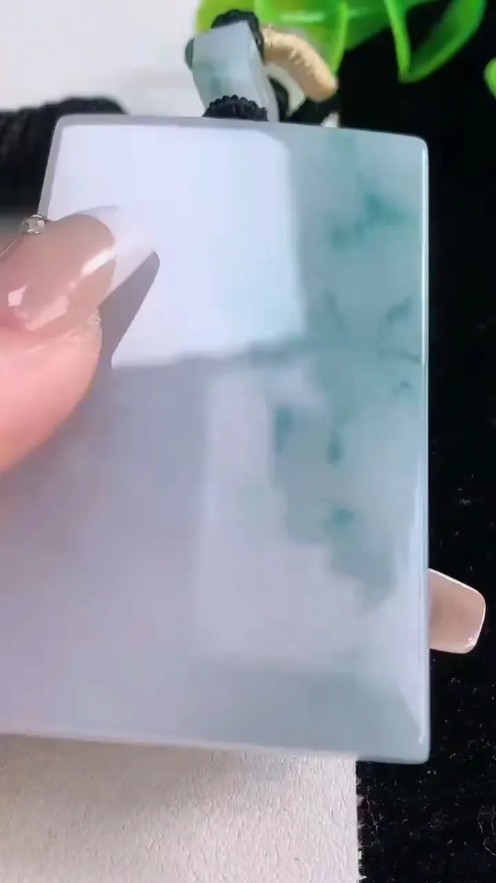 天然A货翡翠冰种飘花无事牌吊坠，尺寸61.3-40.8-6.3，重量:57.91g
12月22日