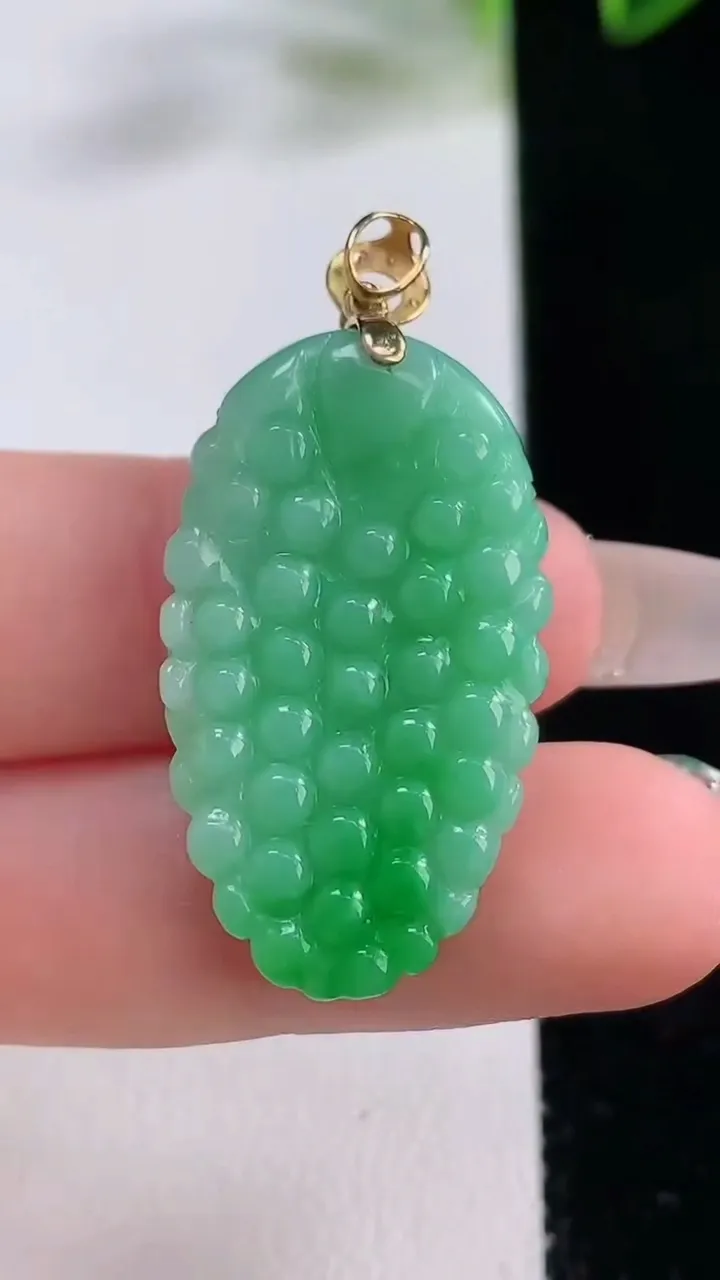 天然A货翡翠多子多福 葡萄吊坠，尺寸31.4-16.8-5.7，重量:6.88g
12月22日