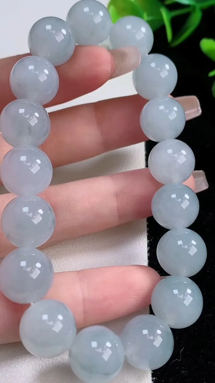 天然A货翡翠种飘花圆珠手串，尺寸12.3，重:55.14g12月22日
工厂直销收藏佳品,种好水足，色泽均匀，有种有色，上手高大气！