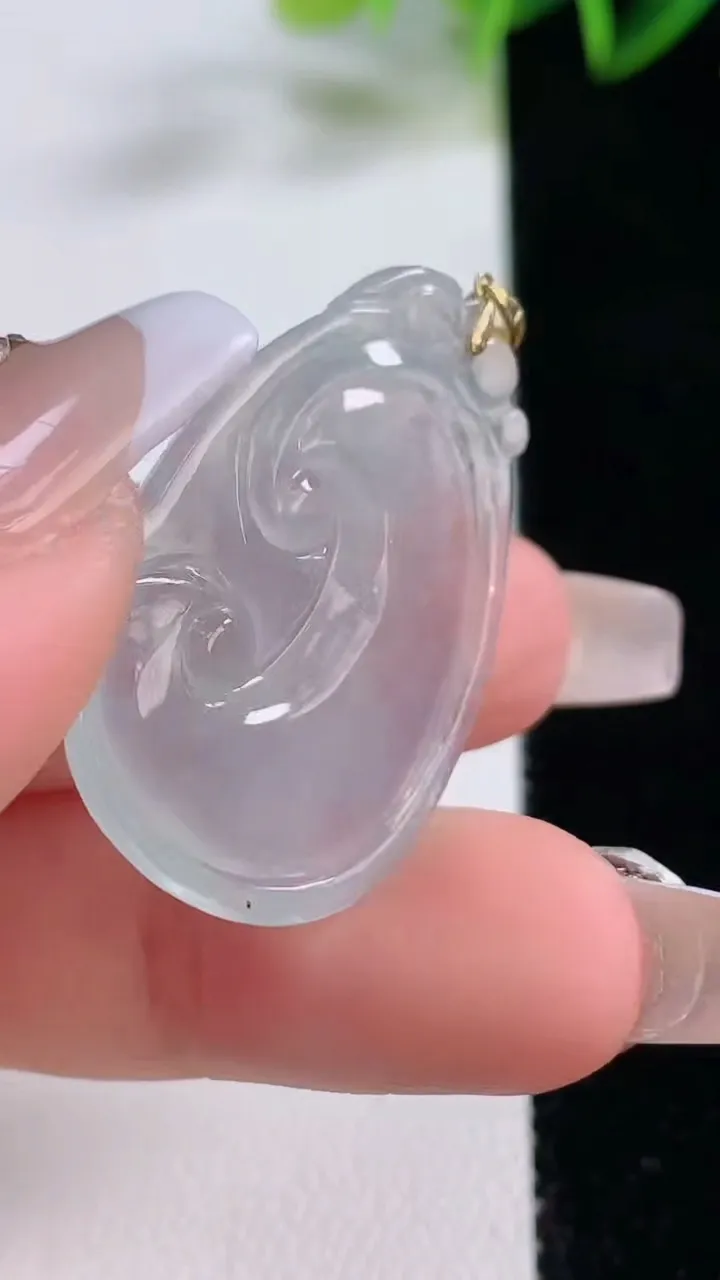 天然A货翡翠种白冰如意吊坠，尺寸33-21.6-4.6，重量:5.89g
12月22日