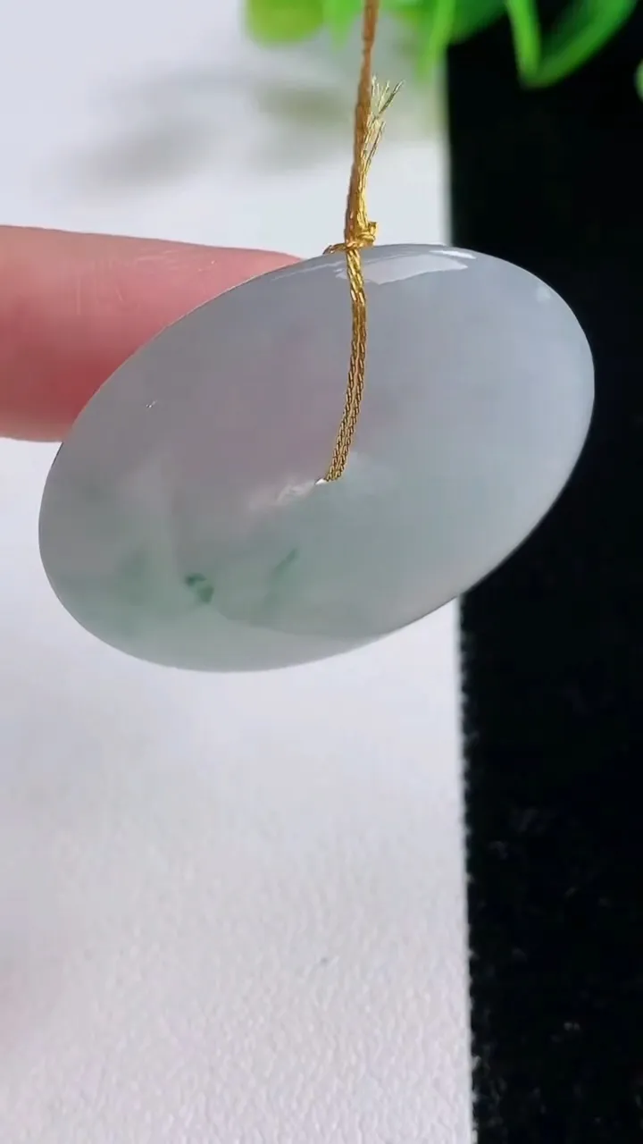 天然A货翡翠冰种飘花平安扣吊坠，尺寸13.8-5，重量:14.97g
12月22日