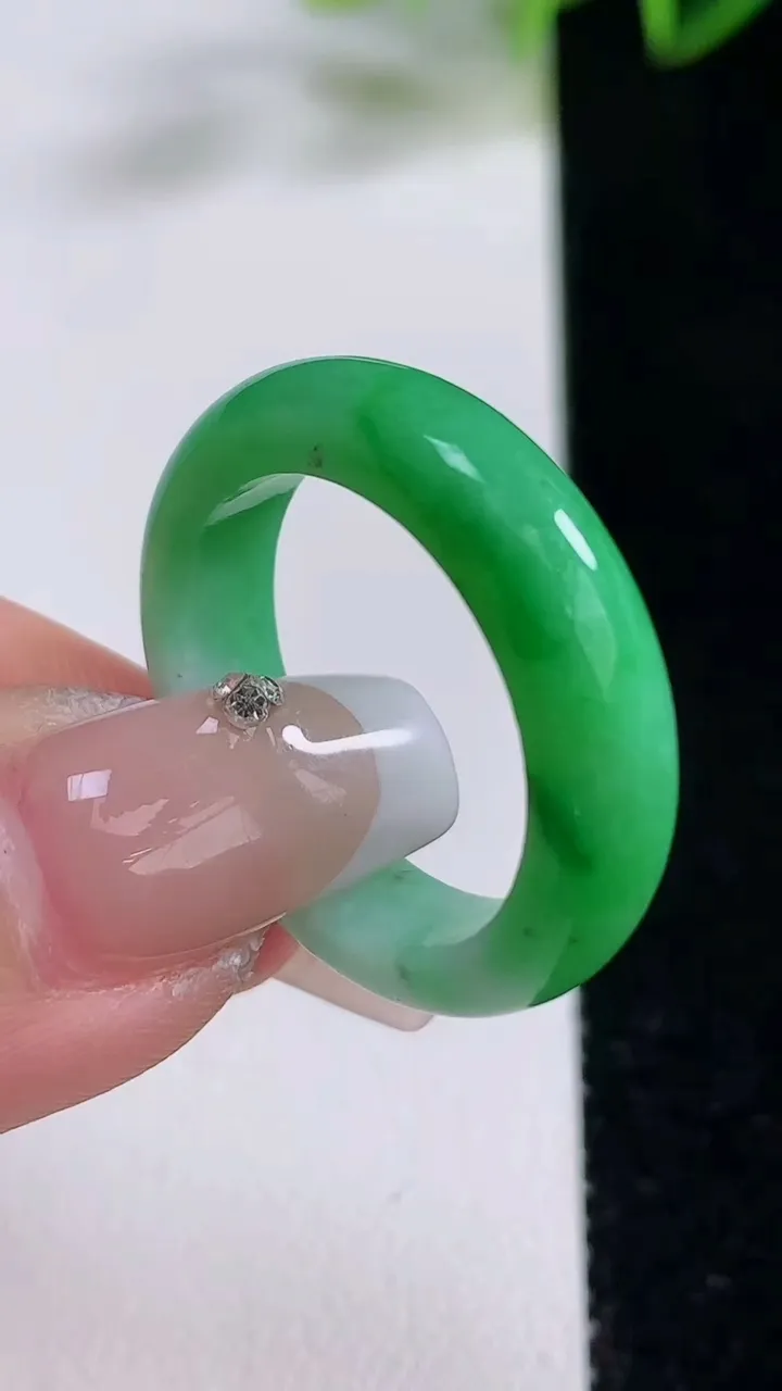 天然A货翡翠指环戒指，尺寸20.3-6-3.8，重量:5.23g2025年12月22日
工厂直销收藏