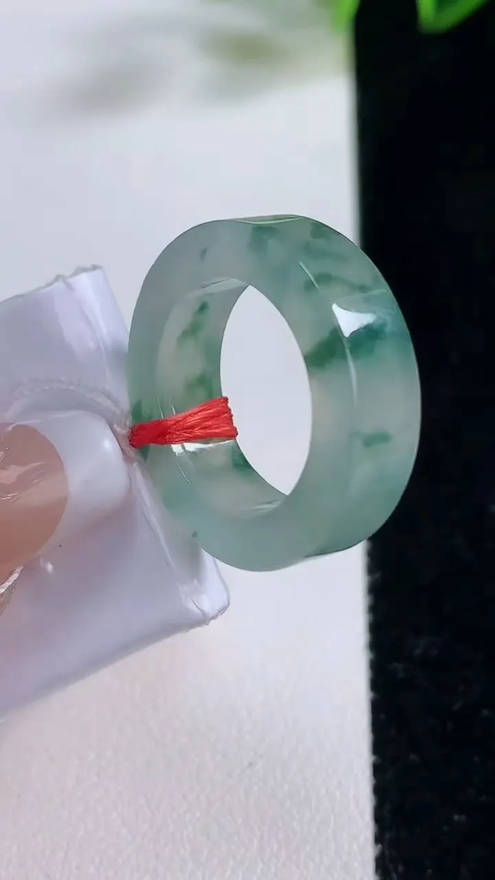 天然A货翡翠冰种飘花方形指环戒指，尺寸16.2-6-3.9，重量:6.39g2025年12月22日
工厂直销收藏佳品,种好水足，色泽均匀，有种有色，上手高大气！