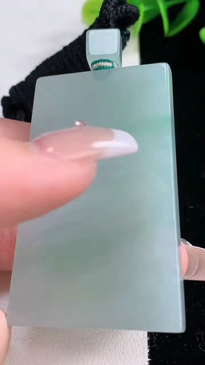 天然A货翡翠无事牌吊坠，尺寸584-37.2-5.7，重量:43.79g
12月22日