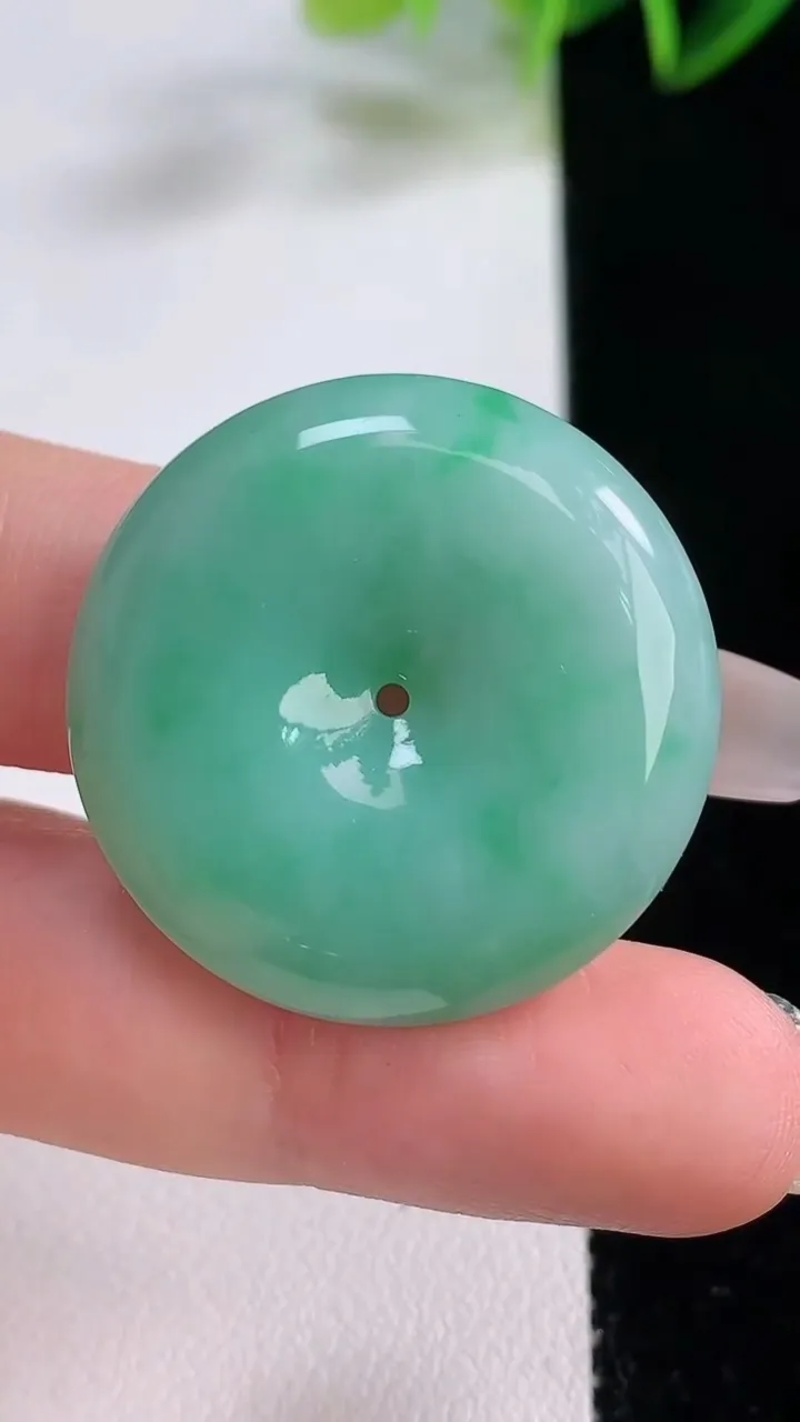 天然A货翡翠平安扣吊坠，尺寸30-6.5，重量:12.60g
12月22日