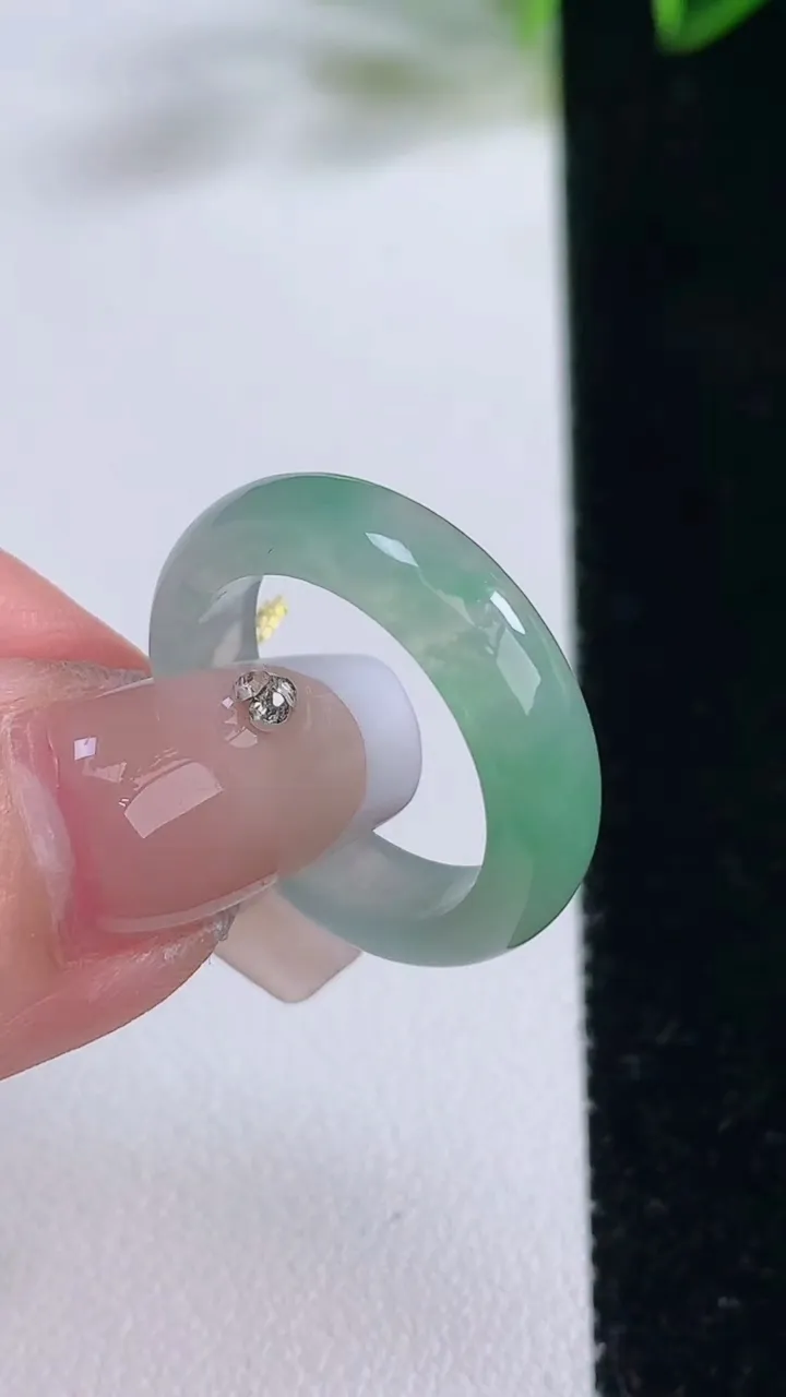 天然A货翡翠指环戒指，尺寸17.4-5.2-2.9，重量:3.38g2025年12月22日
工厂直销收藏佳品,种好水足，色泽均匀，有种有色，上手高大气！