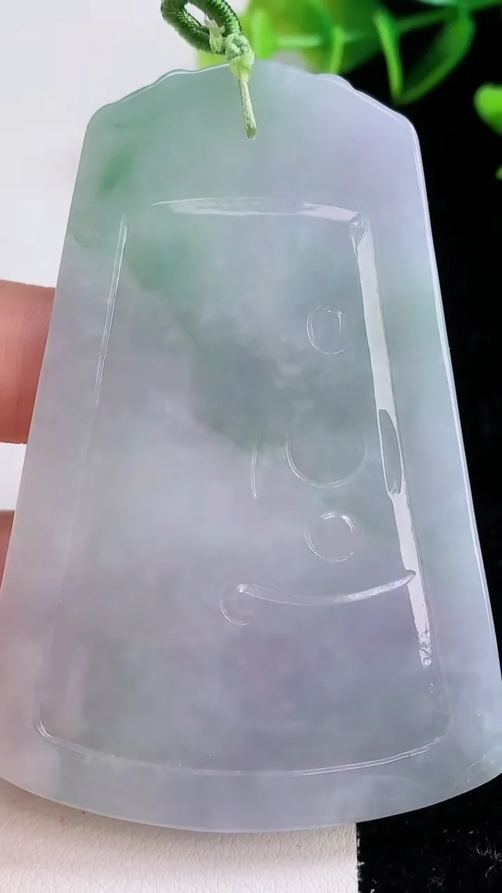 天然A货翡翠大势至菩萨吊坠，尺寸73-51.6-4.4，重量:40.91g
12月22日