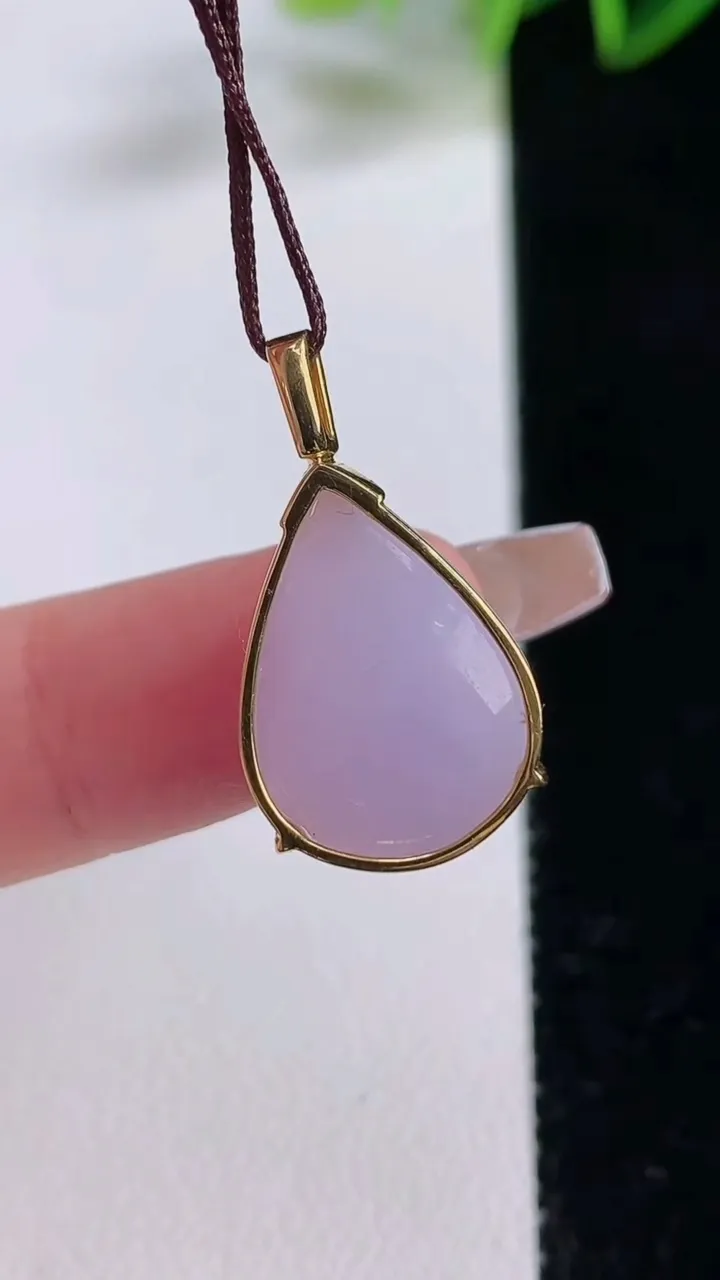 天然A货翡翠18K金紫罗兰水滴吊坠，尺寸18.6-13.6-7.8，重量:3.83g
12月22日