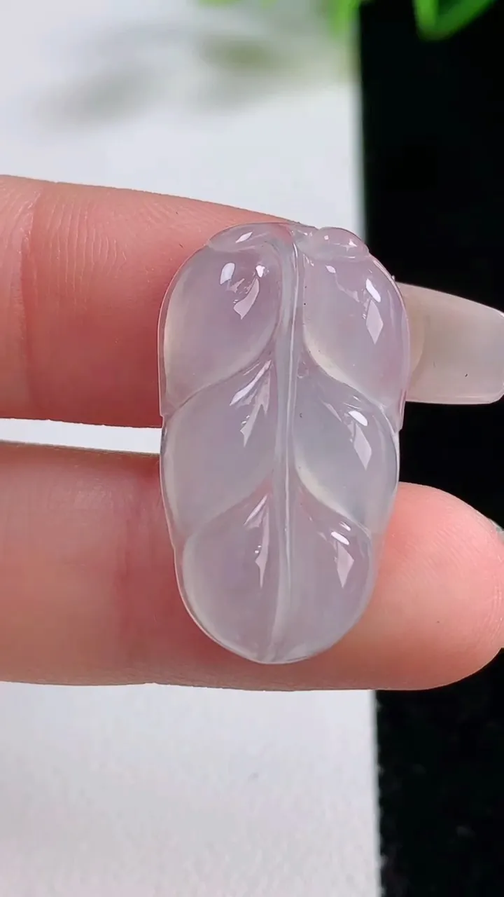 天然A货翡翠金枝玉叶 叶子吊坠，尺寸26.5-14.7-3.7，重量:2.87g
12月22日