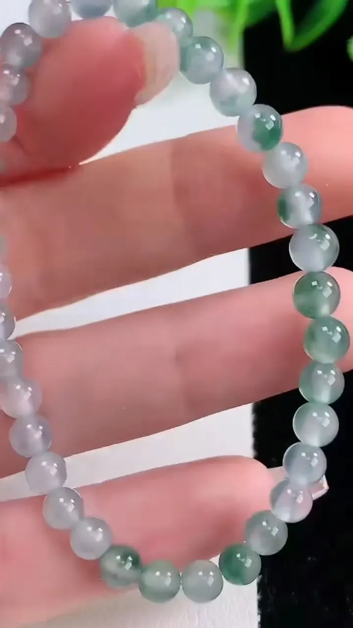 天然A货翡翠种飘花圆珠手串，尺寸4.6-35颗，重量:6.75g12月22日
工厂直销收藏佳品,种好水足，色泽均匀，有种有色，上手高大气！