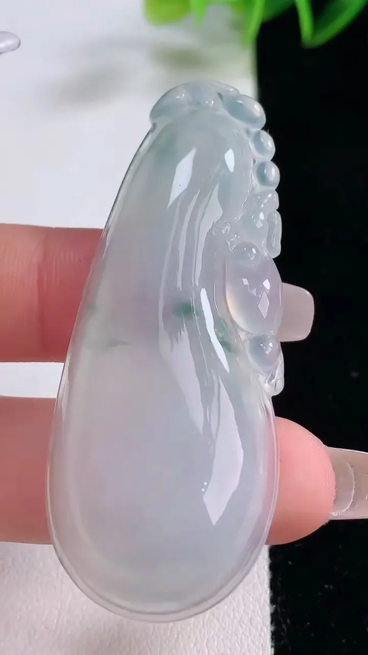 天然A货翡翠冰种飘花福瓜吊坠，尺寸59-23.9-7.5，重量:16.43g
12月22日