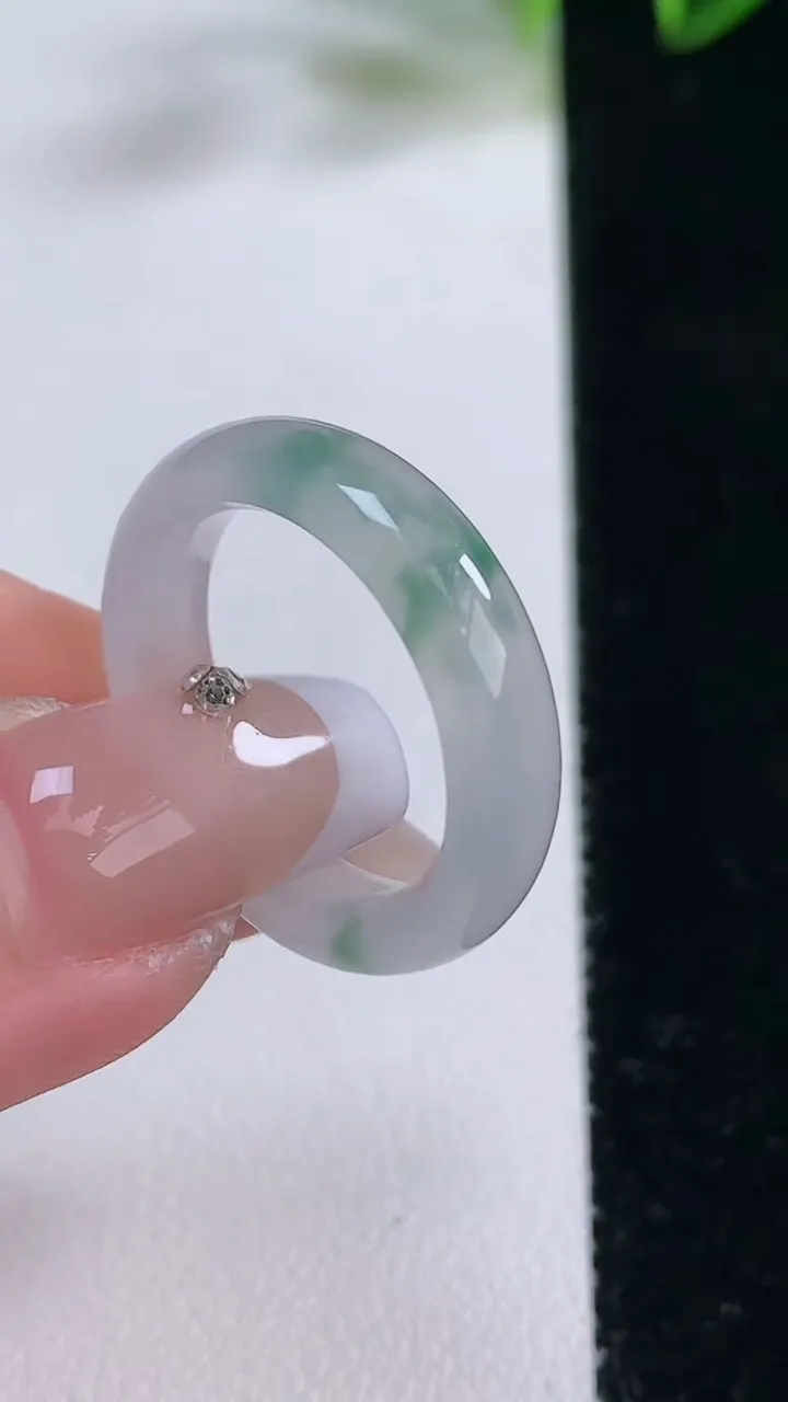 天然A货翡翠冰种飘花指环戒指，尺寸18-5.2-3.2，重量:3.61g2025年12月22日
工厂直销收藏佳品,种好水足，色泽均匀，有种有色，上手高大气！