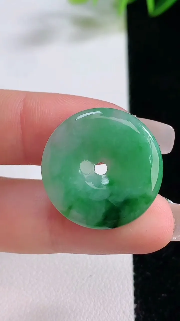 天然A货翡翠平安扣吊坠，尺寸23.6-3.2，重量:4.50g
12月22日