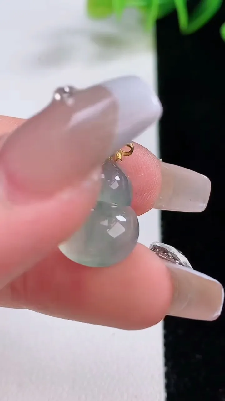 天然A货翡翠种飘花葫芦吊坠，尺寸17-12.5-4.6，重量:1.65g
12月22日