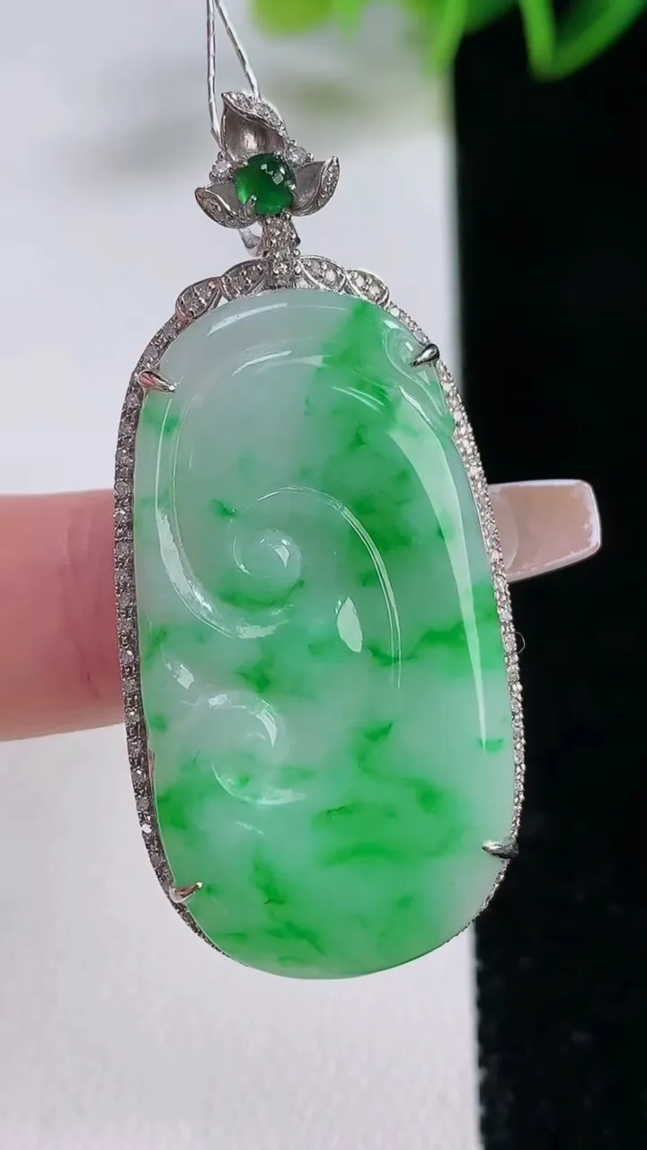 天然A货翡翠如意吊坠，尺寸47-21-5.9，裸石36-19重量:5.48g
12月22日