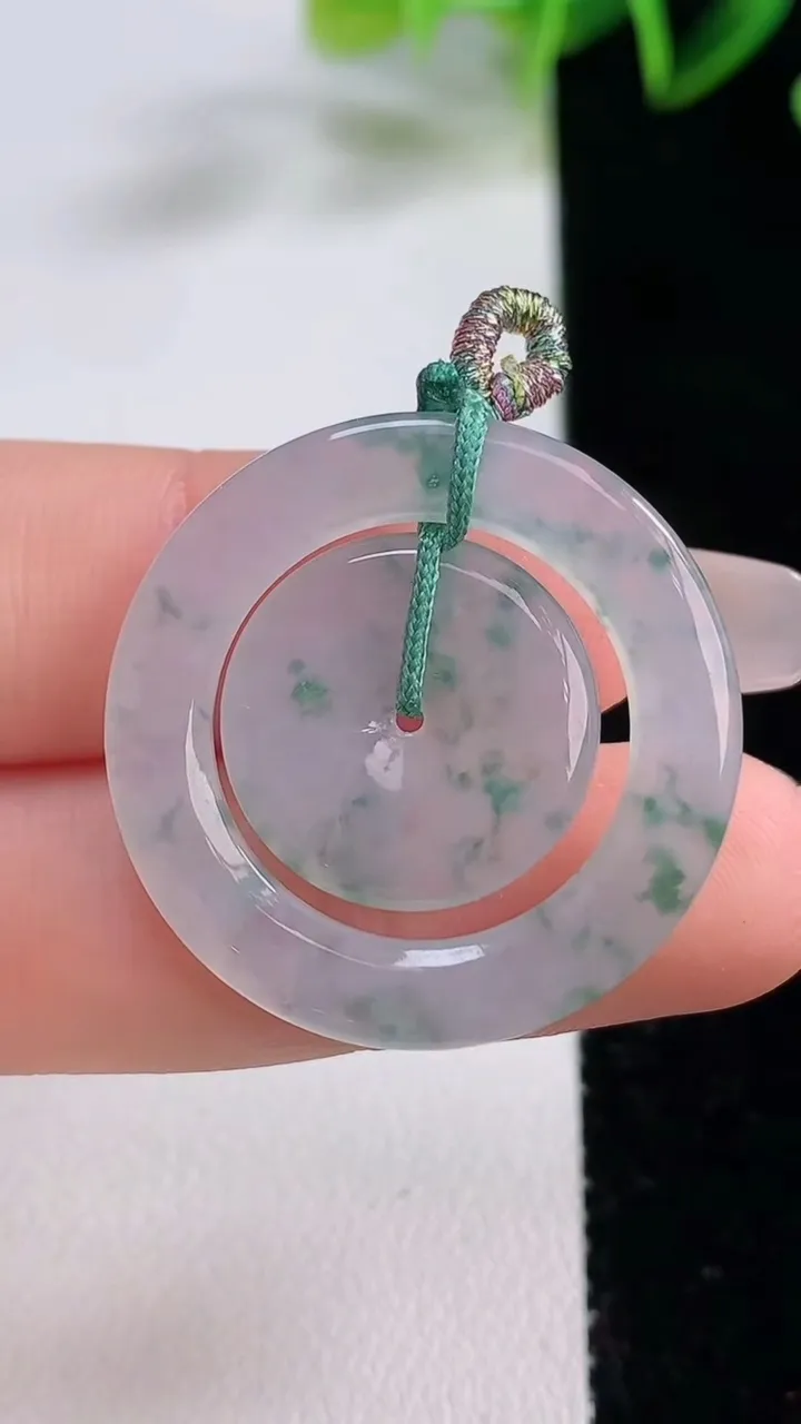 天然A货翡翠冰种飘花母子平安扣吊坠，尺寸28.4-3，重量:5.22g
12月22日