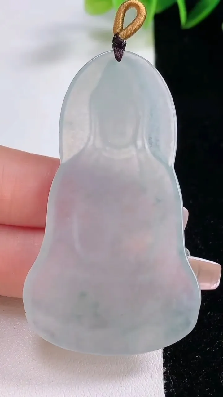 天然A货翡翠冰种飘花观音菩萨吊坠，尺寸60.8-35.2-5，重量:19.56g
12月22日