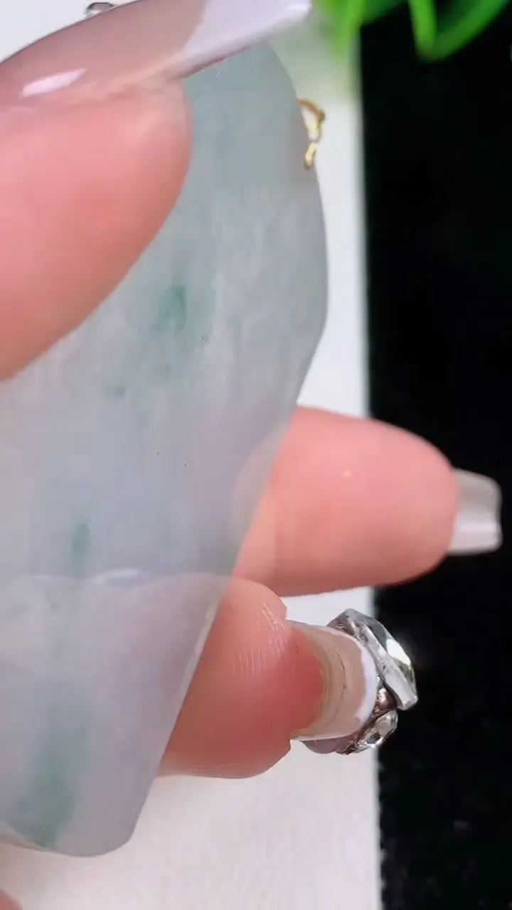 天然A货翡翠种飘花无事牌吊坠，尺寸54.5-35.3-2.9，重量:17.24g
12月22日