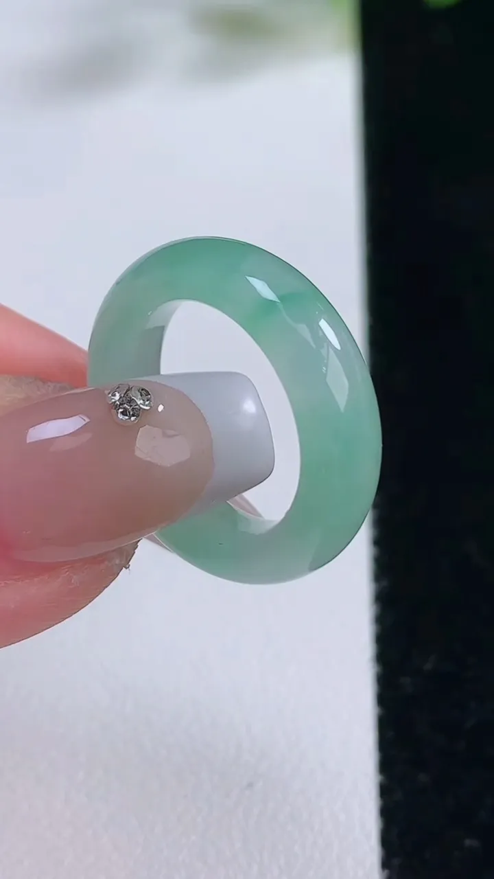 天然A货翡翠指环戒指，尺寸15.6-5.6-3.6，重量:3.85g2025年12月22日
工厂直销收藏佳品,种好水足，色泽均匀，有种有色，上手高大气！
