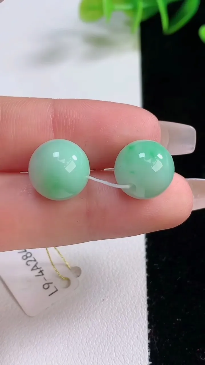 天然A货翡翠圆珠吊坠一对，尺寸12，重量:6.48g
12月22日