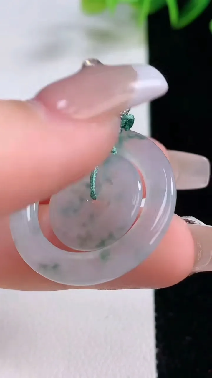 天然A货翡翠冰种飘花母子平安扣吊坠，尺寸28.4-3，重量:5.22g
12月22日