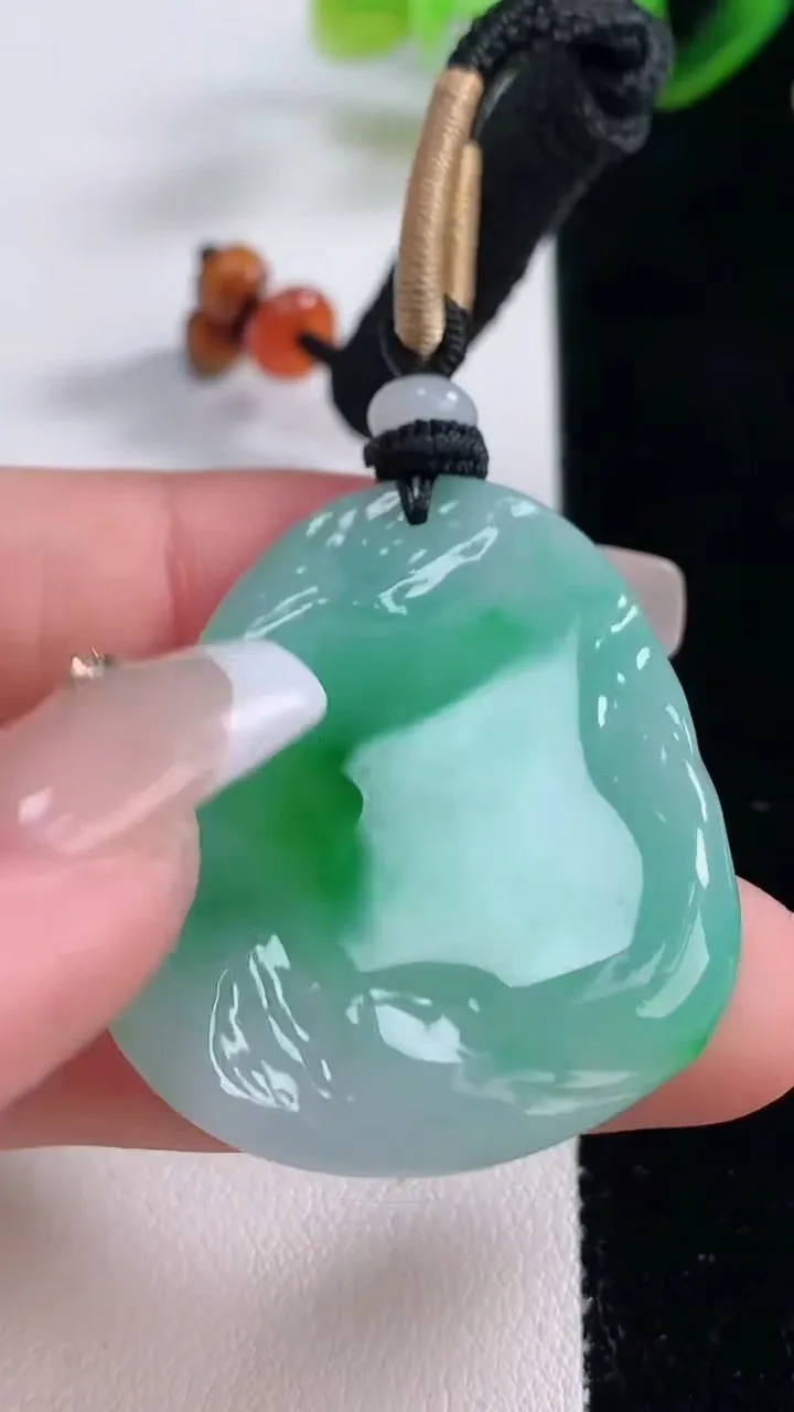 天然A货翡翠无相佛吊坠，尺寸38.6-32.8-5.2，重量:15.91g
12月22日