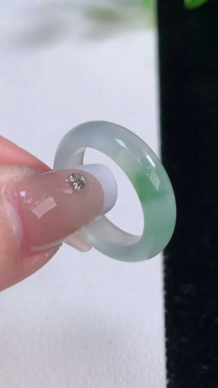 天然A货翡翠指环戒指，尺寸16.5-5-3，重量:3.17g2025年12月22日
工厂直销收藏佳品,种好水足，色泽均匀，有种有色，上手高大气！