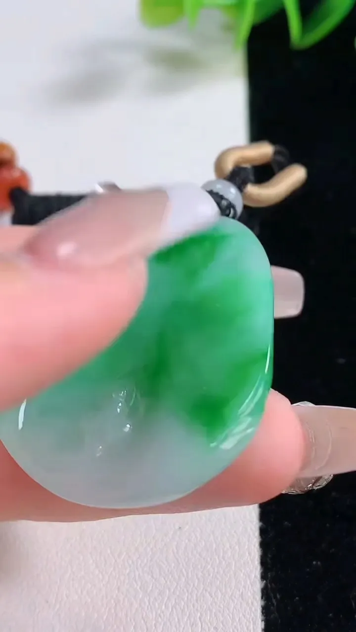 天然A货翡翠无相佛吊坠，尺寸38.6-32.8-5.2，重量:15.91g
12月22日