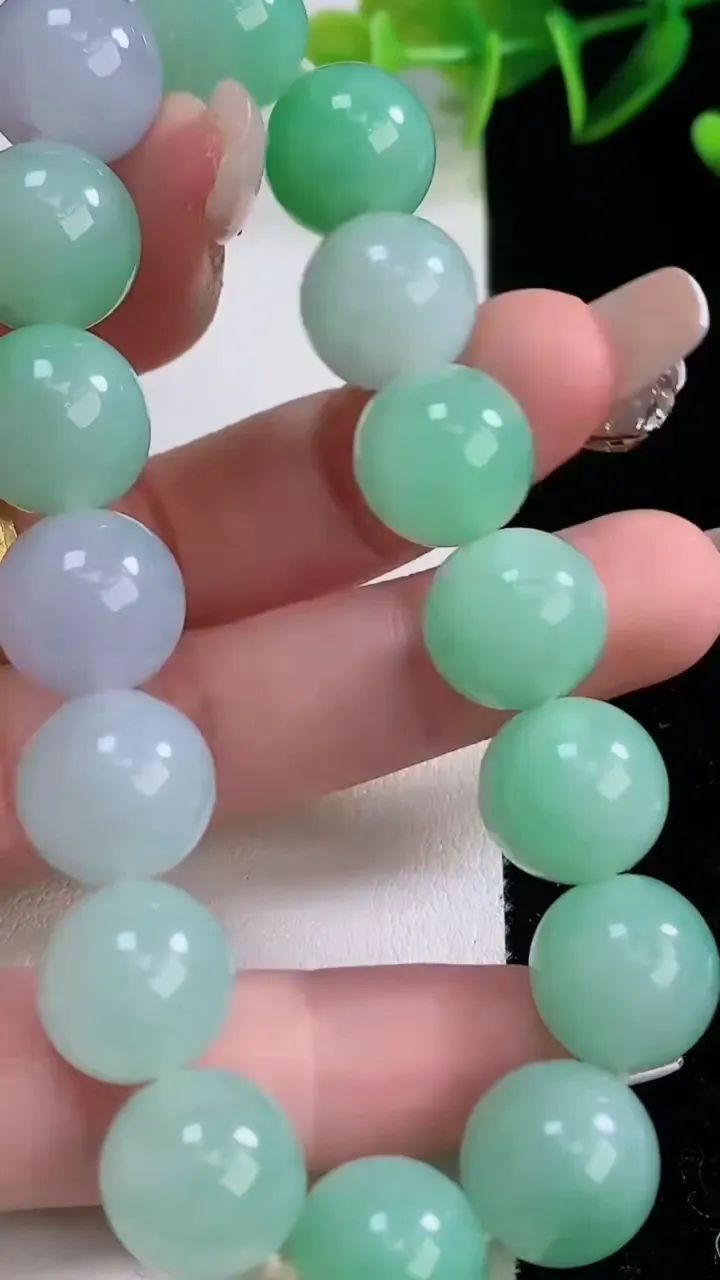 天然A货翡翠圆珠手串，尺寸12.5-16颗，重量:55.90g12月22日
工厂直销收藏佳品,种好水足，色泽均匀，有种有色，上手高大气！