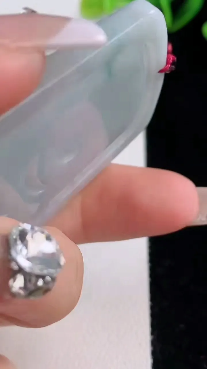 天然A货翡翠阿弥陀佛吊坠，尺寸61.4-40-7，重量:39.32g
12月22日