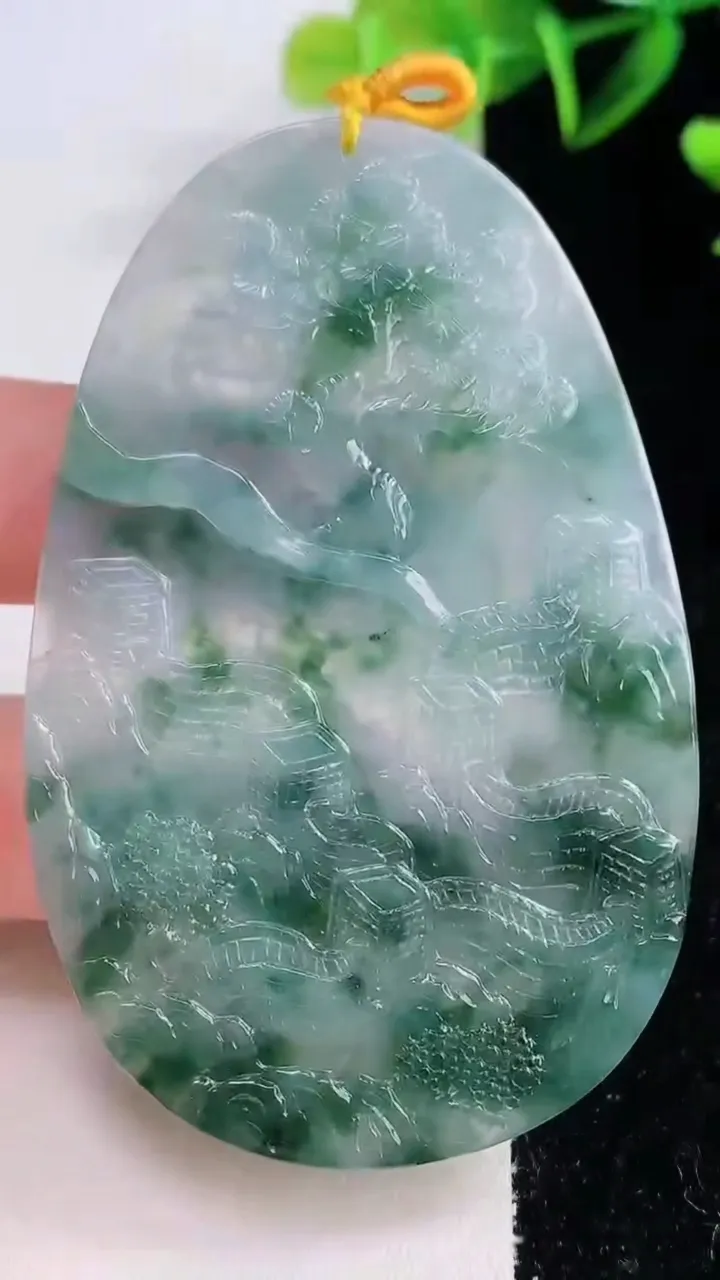 天然A货翡翠牌吊坠，尺寸69.7-44.8-4，重量:25.78g
12月22日