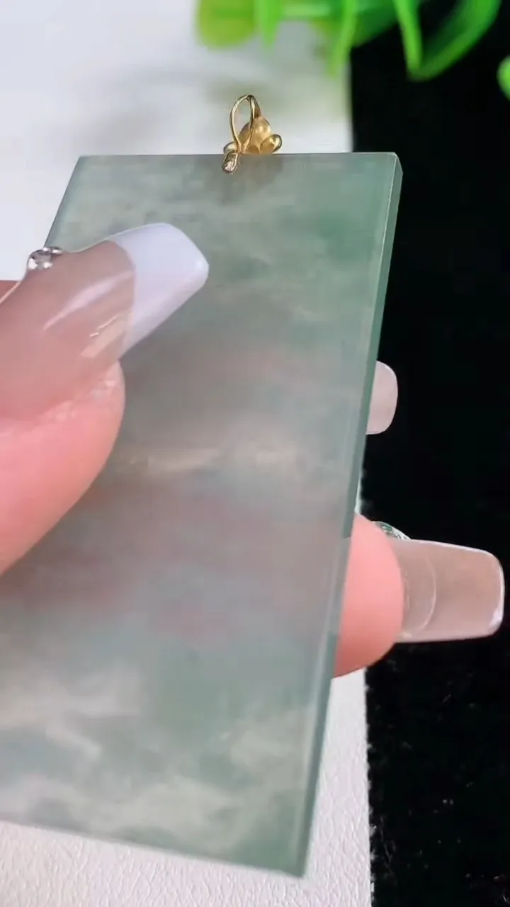 天然A货翡翠种飘花无事牌吊坠，尺寸55-33-2.8，重量:16.83g
12月22日