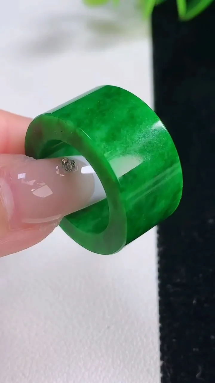 天然A货翡翠方形指环扳指，尺寸17.8-13.2-4，重量:13.78g2025年12月23日
工厂直销收藏佳品,种好水足，色泽均匀，有种有色，上手高大气！