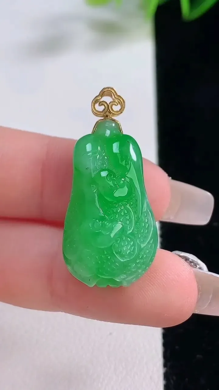 天然A货翡翠白菜吊坠，尺寸26.3-15.7-11.7，重量:7.53g
12月23日