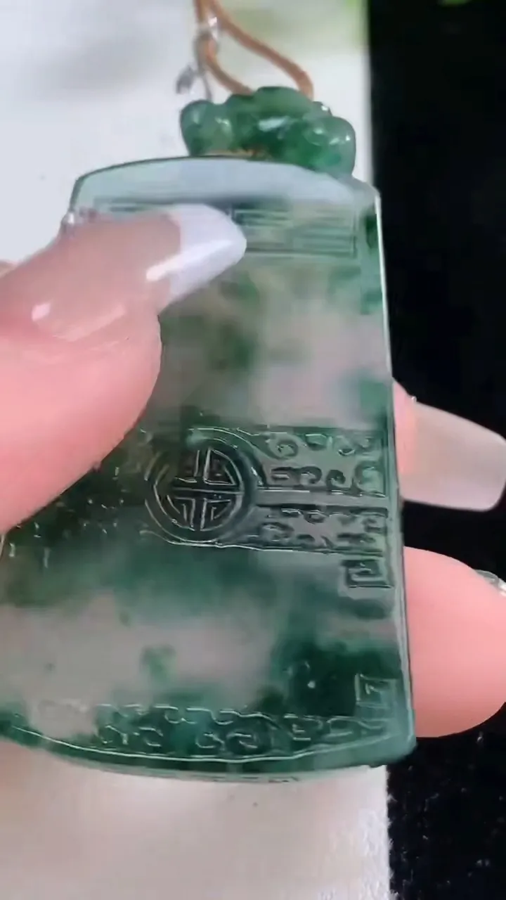 天然A货翡翠种飘花仿古无事牌吊坠，尺寸46.6-31-5.6，重量:23.83g
12月23日