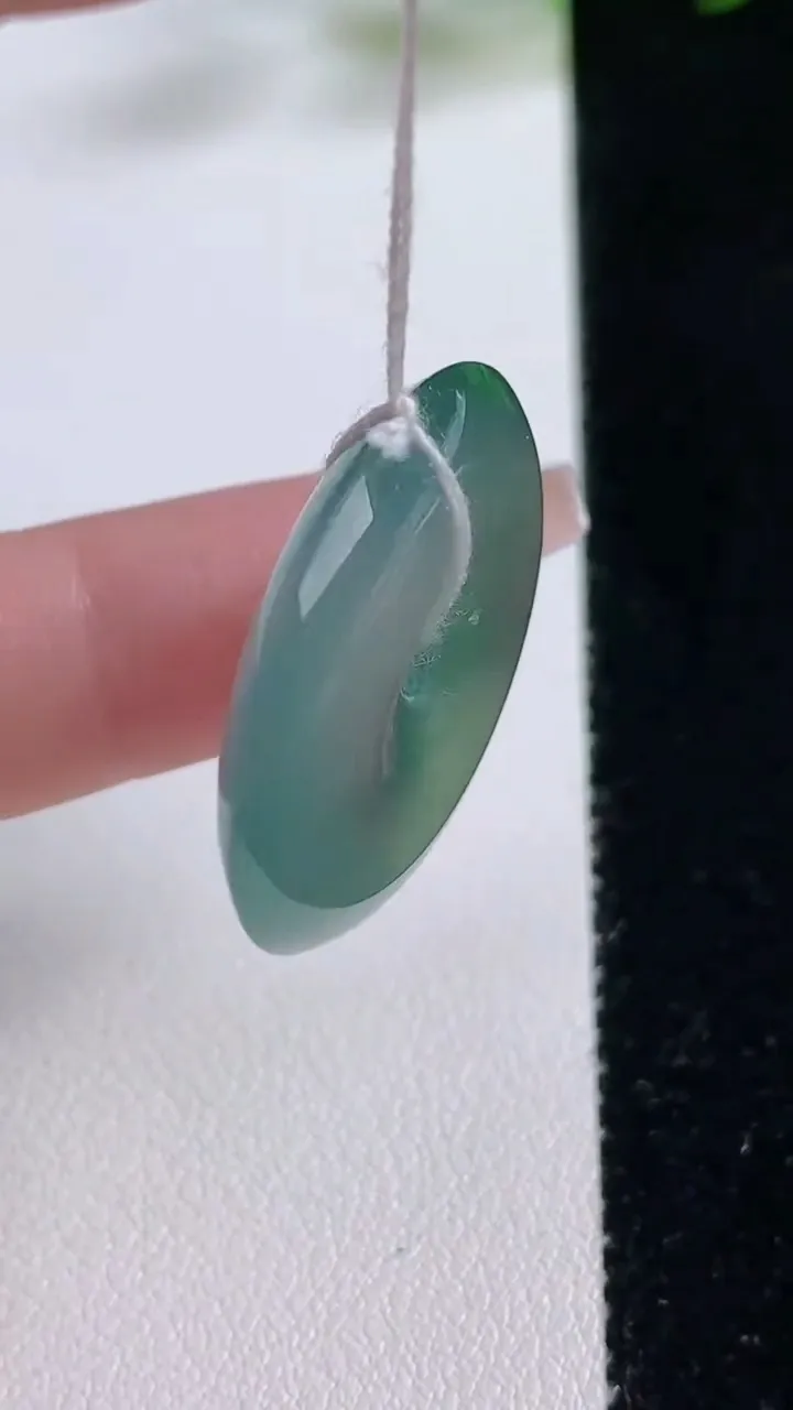 天然A货翡翠种飘花平安扣吊坠，尺寸27.7-5.2，重量:12.25g
12月23日