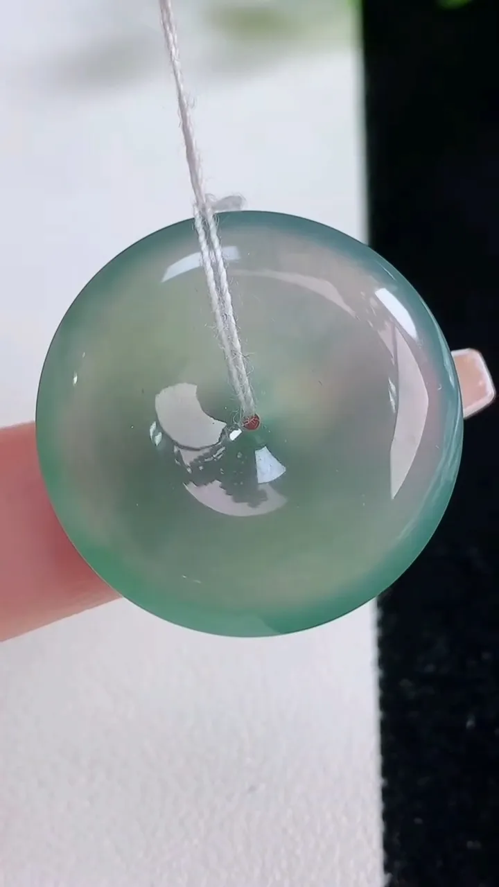 天然A货翡翠种飘花平安扣吊坠，尺寸27.7-5.2，重量:12.25g
12月23日