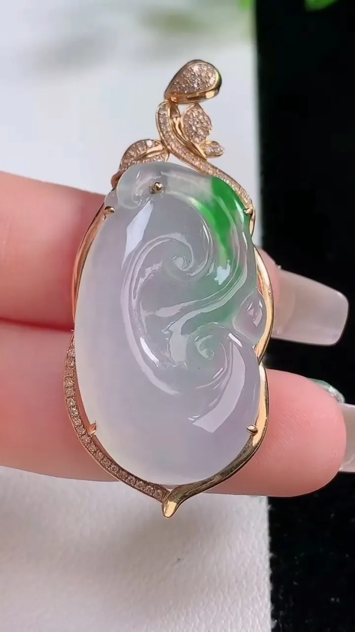 天然A货翡翠如意吊坠，尺寸47.8-21-7.4，裸石33-19.5重量:9.00g
12月23日