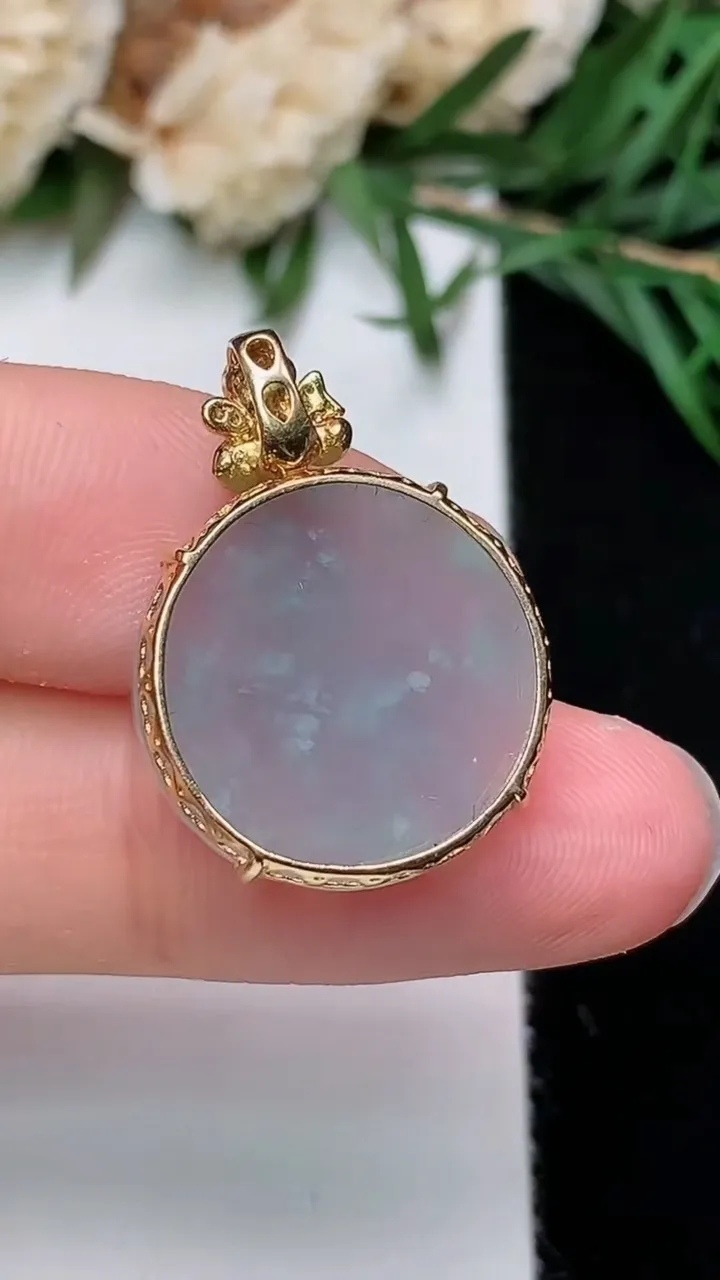 天然A货翡翠白冰无事牌吊坠，尺寸17.2-5.2，重量:3.13g
12月23日