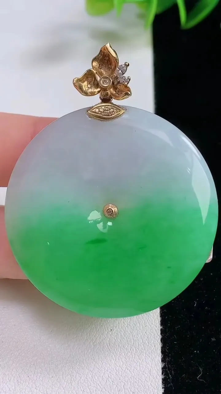 天然A货翡翠平安扣吊坠，尺寸43-5.7，重量:24.49g
12月23日