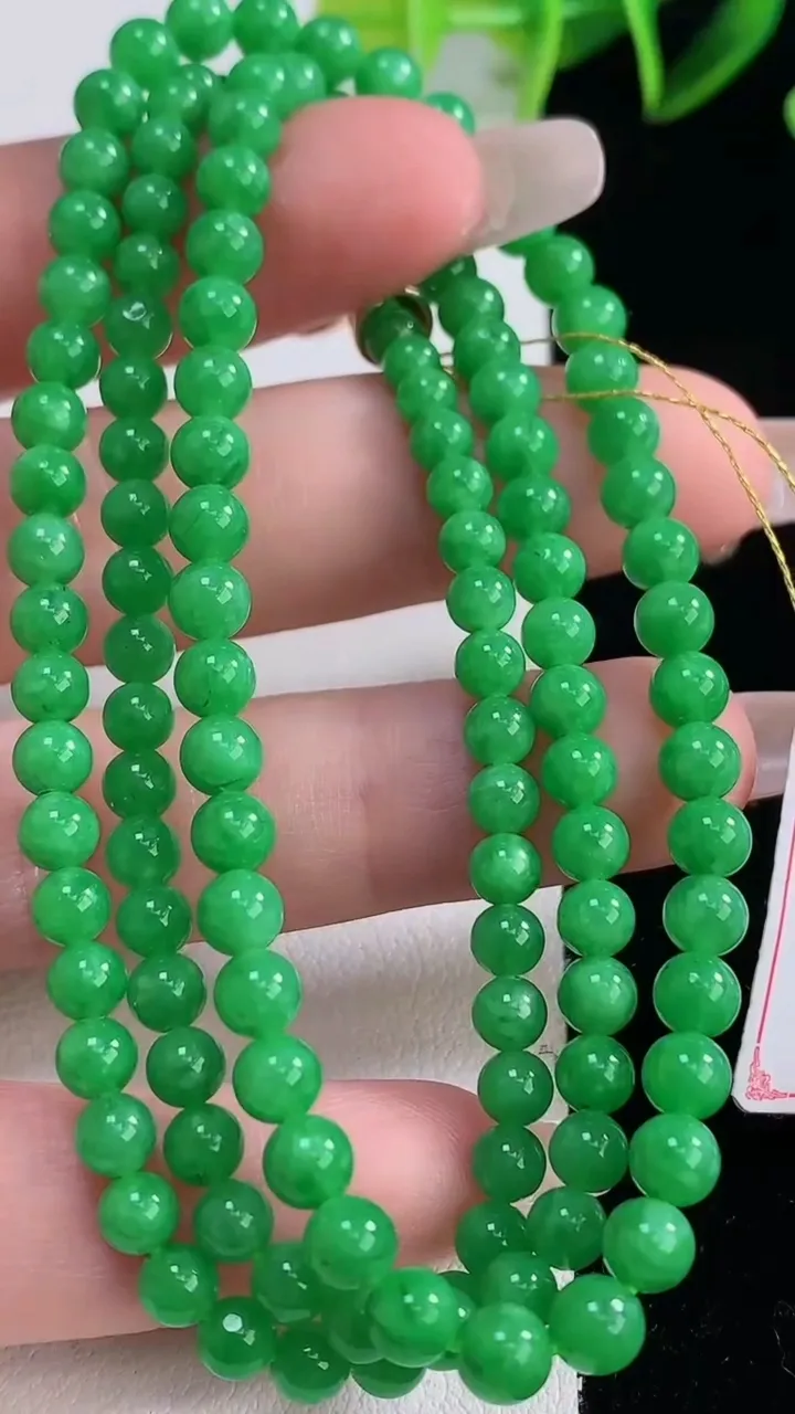 天然A货翡翠圆珠项链，尺寸4.4-125颗，重量:21.68g12月23日
工厂直销收藏佳品,种好水足，色泽均匀，有种有色，上手高大气！
